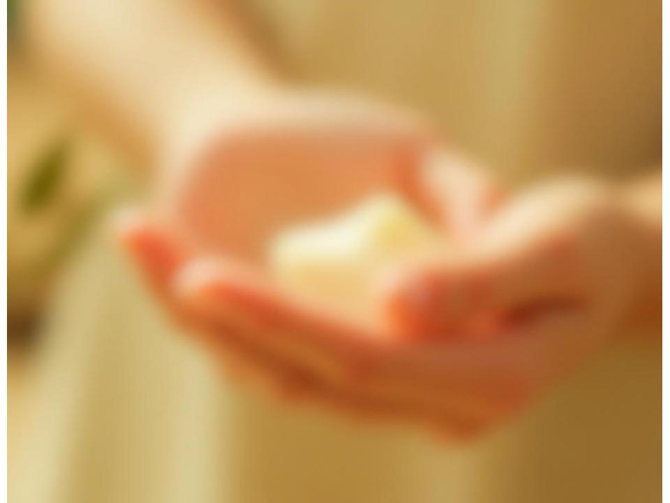 화장품을 사용하는 손과 자연광, 피어나 제품의 순수함과 섬세함을 보여줍니다.